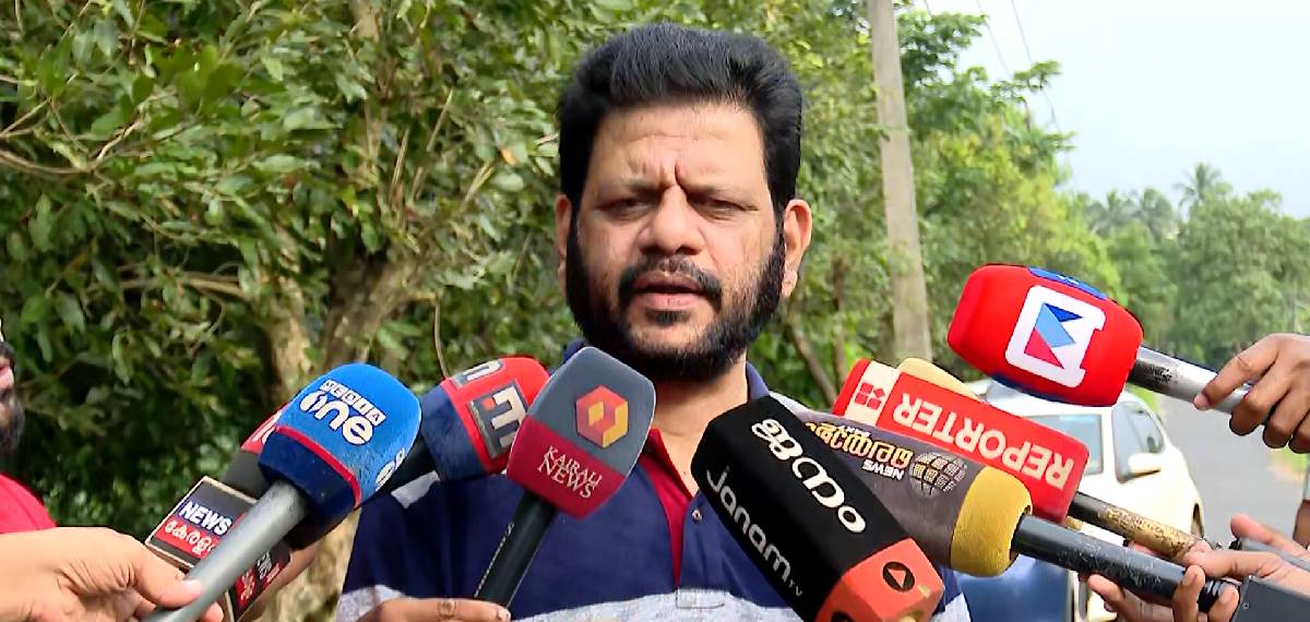 'ആരോപണം ഉന്നയിച്ചവർ മന്ത്രിമാർക്കൊപ്പം കെട്ടിപ്പിച്ച് നിൽക്കുന്ന ചിത്രം വന്നു'; അധിക്ഷേപിച്ച് വി കെ ശ്രീകണ്ഠൻ