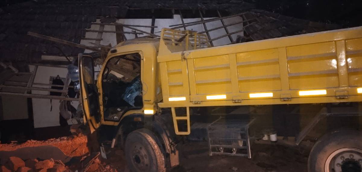 പാലക്കാട് നിയന്ത്രണം വിട്ട ടിപ്പർ ലോറി വീട്ടിലേക്ക് ഇടിച്ചുകയറി; മൂന്ന് പേർക്ക് പരിക്ക്