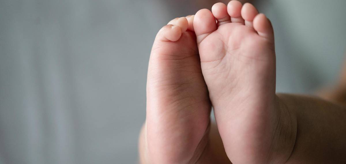 ഉറക്കത്തിനിടെ മാതാപിതാക്കൾക്കിടയിൽ അബദ്ധത്തിൽ ഞെരുങ്ങി; 26 ദിവസം പ്രായമായ കുഞ്ഞിന് ദാരുണാന്ത്യം