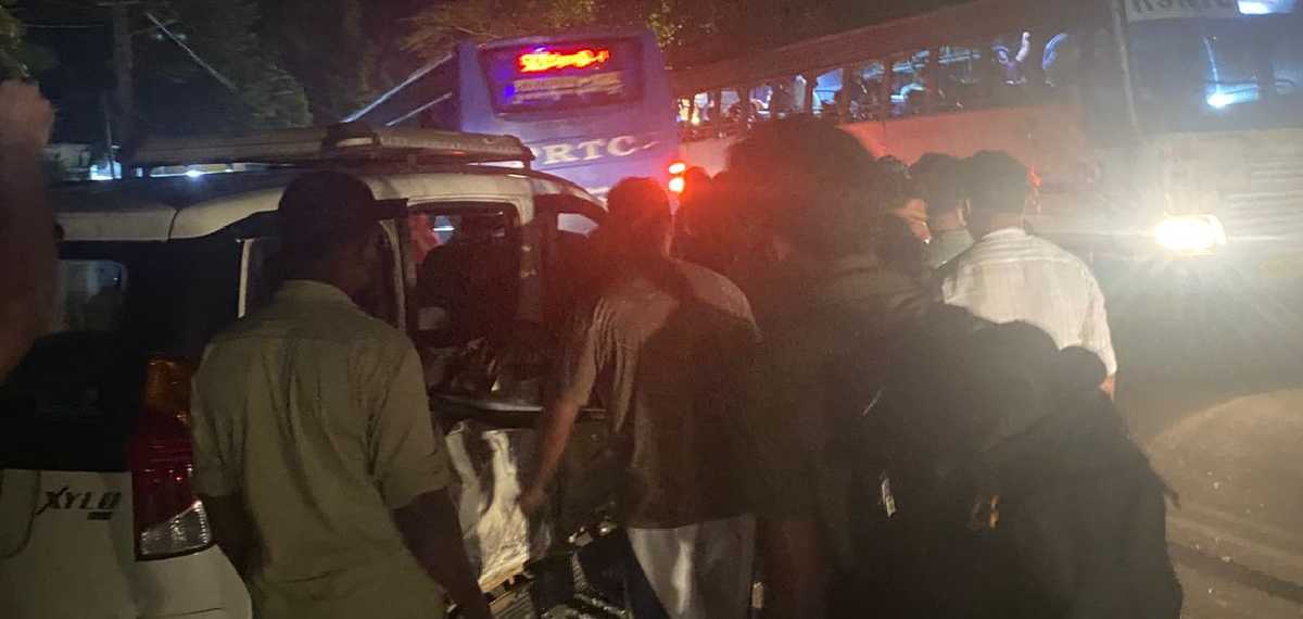 പാലക്കാട് തെരഞ്ഞെടുപ്പ് ഉദ്യോഗസ്ഥർ സഞ്ചരിച്ച വാഹനം അപകടത്തിൽപെട്ടു; അഞ്ച് പേർക്ക് പരിക്ക്
