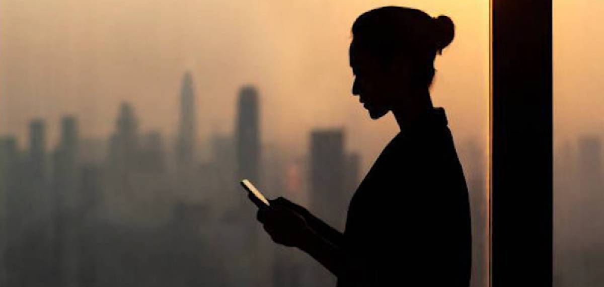 അമ്മയുടെയും ആന്‍റിയുടെയും നഗ്നചിത്രങ്ങൾ പകർത്തി കാമുകന് അയച്ചു കൊടുത്തു; 23കാരിക്കെതിരെ പരാതിയുമായി കുടുംബം