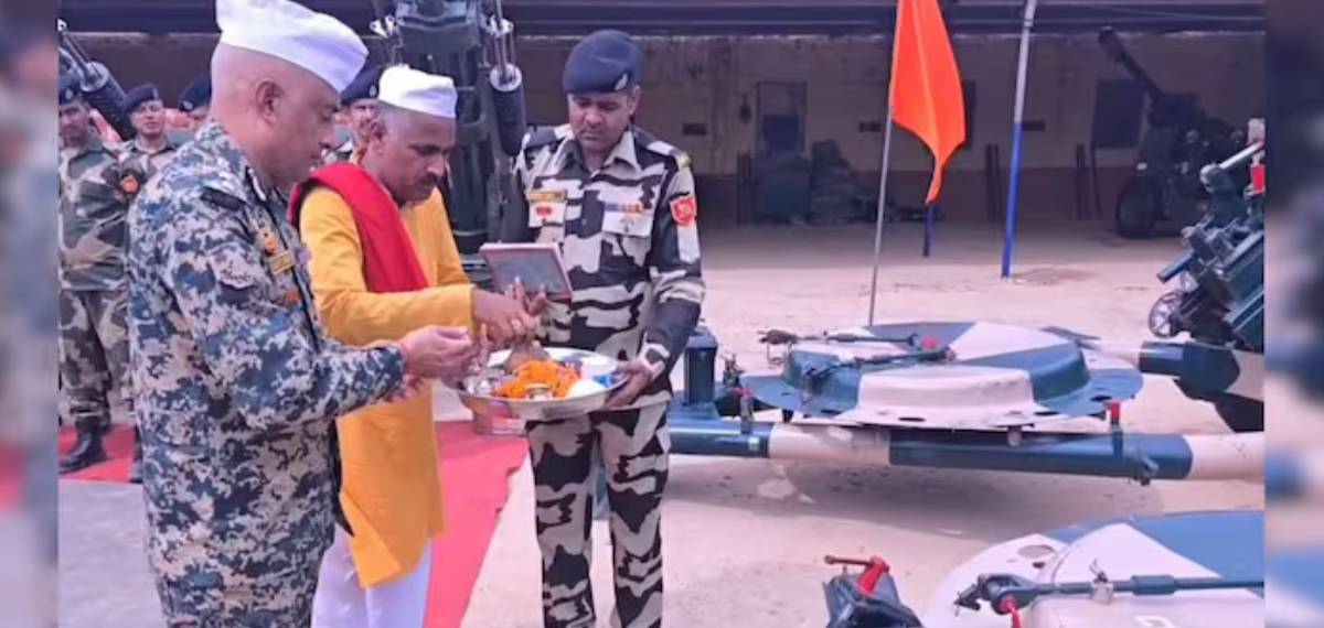 'തിലകമണിഞ്ഞ് ആയുധങ്ങള്‍'; ബിഎസ്എഫിന്റെ ശസ്ത്ര പൂജയില്‍ ഓപ്പറേഷന്‍ സിന്ദൂറിന് ഉപയോഗിച്ച പടക്കോപ്പുകളും