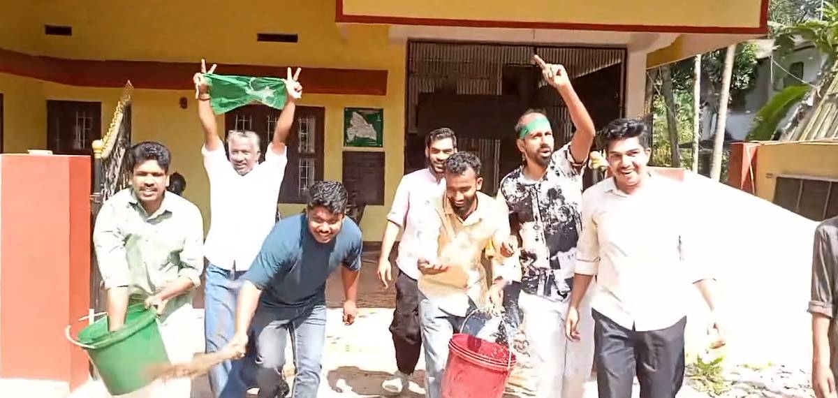 'ചങ്ങരോത്ത് പഞ്ചായത്തില് തളിച്ചത് ചാണകവെളളമല്ല, പച്ചവെളളം': കുട്ടികളുടെ ആഹ്ളാദ പ്രകടനമെന്ന് ലീഗ് വിശദീകരണം