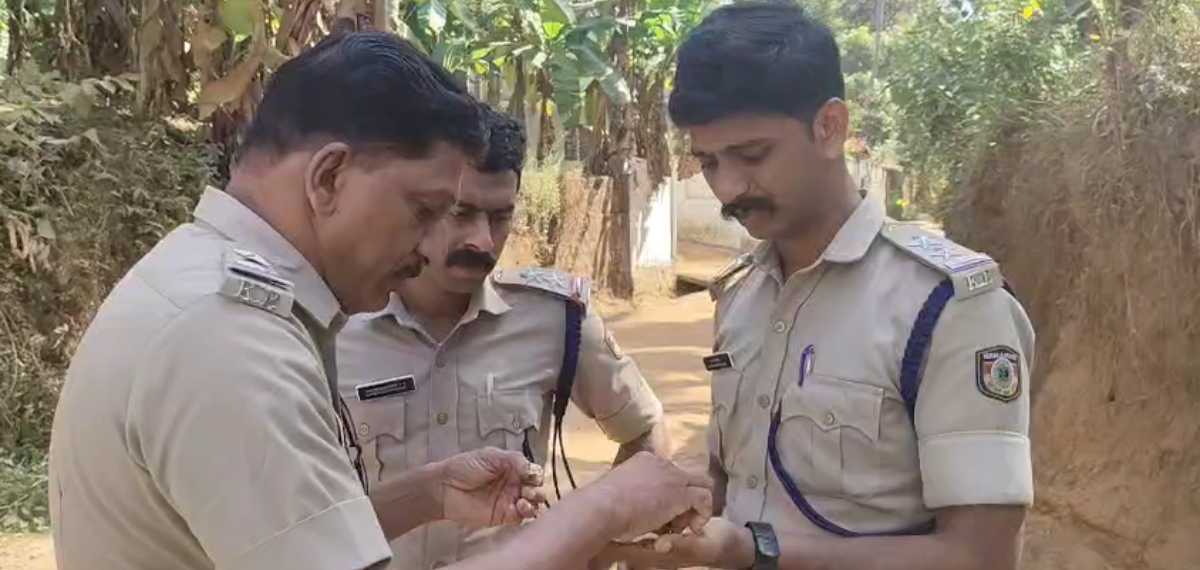 പുറമേരിയില്‍ സ്‌ഫോടക വസ്തു പൊട്ടിത്തെറിച്ചു; സ്‌കൂള്‍ ബസ്സിന്റെ ടയര്‍ കയറിയ ഉടന്‍ സ്‌ഫോടനം