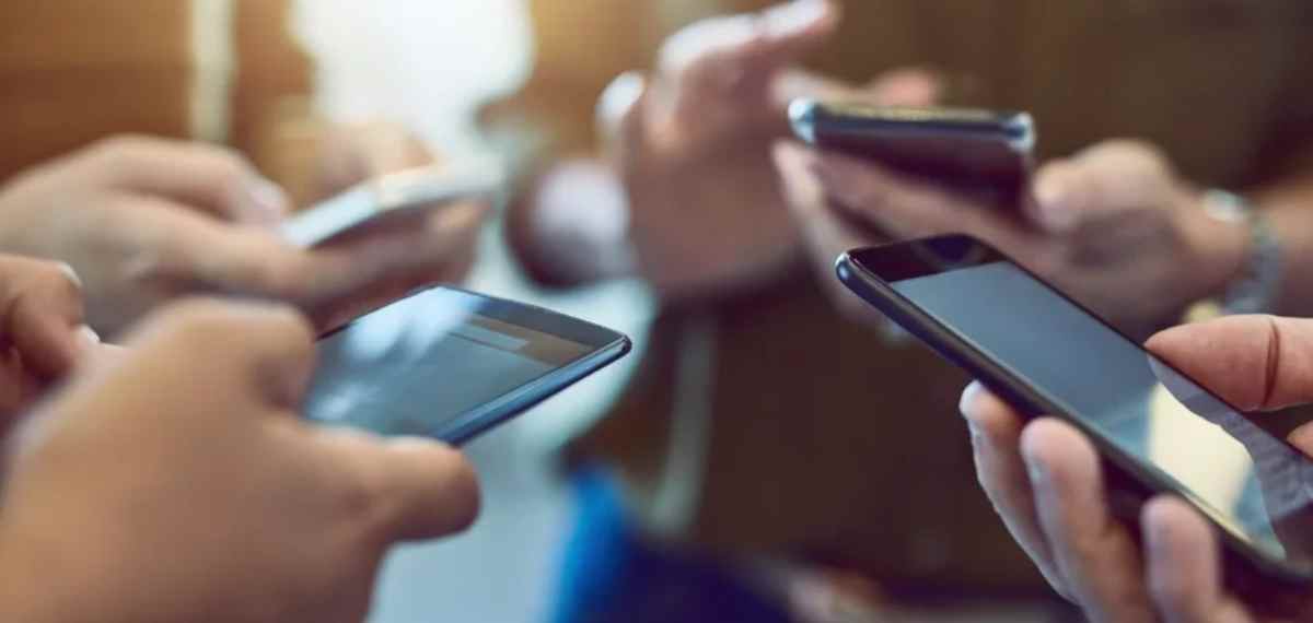 വീഡിയോ, ഗെയിമിങ്, സോഷ്യല്‍ മീഡിയ… ഇന്ത്യക്കാര്‍ ഫോണില്‍ ചെലവഴിച്ചത് 1.1 ലക്ഷം കോടി മണിക്കൂര്‍!