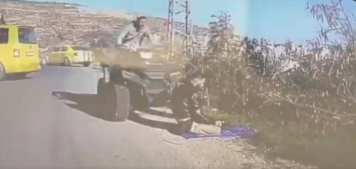 റോഡരികിൽ നിസ്‌കരിച്ച പലസ്തീൻ യുവാവിന്റെ ദേഹത്തേക്ക് വാഹനം ഇടിച്ചു കയറ്റി ഇസ്രയേൽ റിസർവിസ്റ്റ് സൈനികൻ; വീഡിയോ
