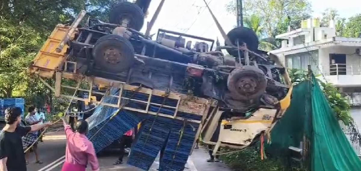 കൊല്ലത്ത് കോഴികളുമായി പോയ ടെംബോ വാന്‍ താഴ്ച്ചയിലേക്ക് മറിഞ്ഞ് നാല് പേര്‍ക്ക് പരിക്ക്: ഒരാളുടെ നില ഗുരുതരം
