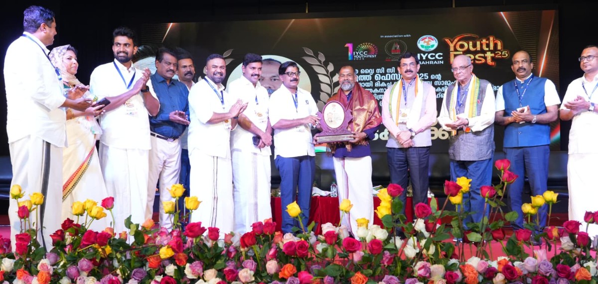ഐ വൈ സി സി-ഷുഹൈബ് പ്രവാസി മിത്ര പുരസ്‌കാരം വേണു വടകരക്ക്; സമ്മാനിച്ച് മാത്യു കുഴൽനാടൻ