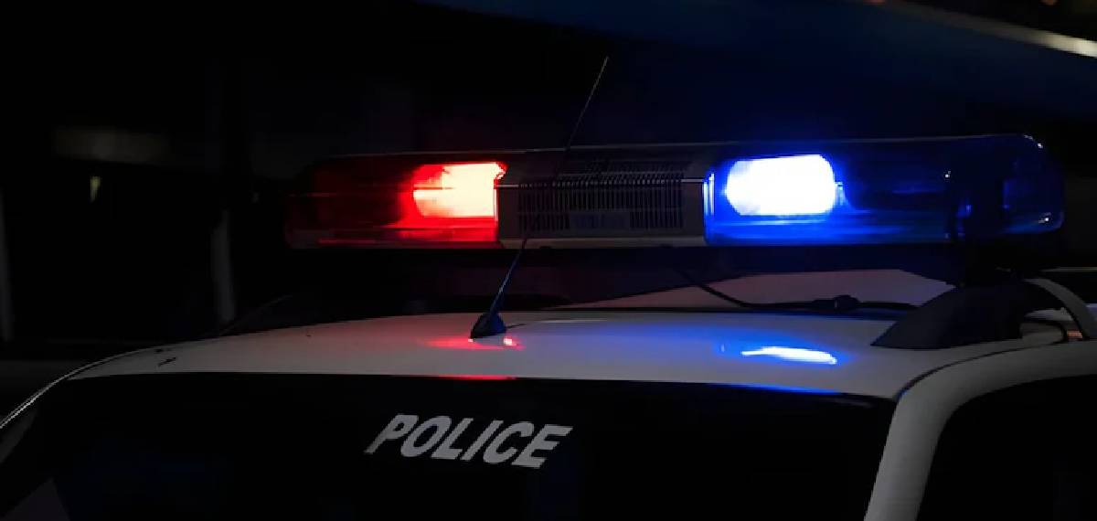 ആൺസുഹൃത്തുക്കളുമായി ഫോണിൽ സംസാരിക്കുന്നു; പെൺകുട്ടിയെ കുത്തി കൊലപ്പെടുത്തി സഹോദരൻ