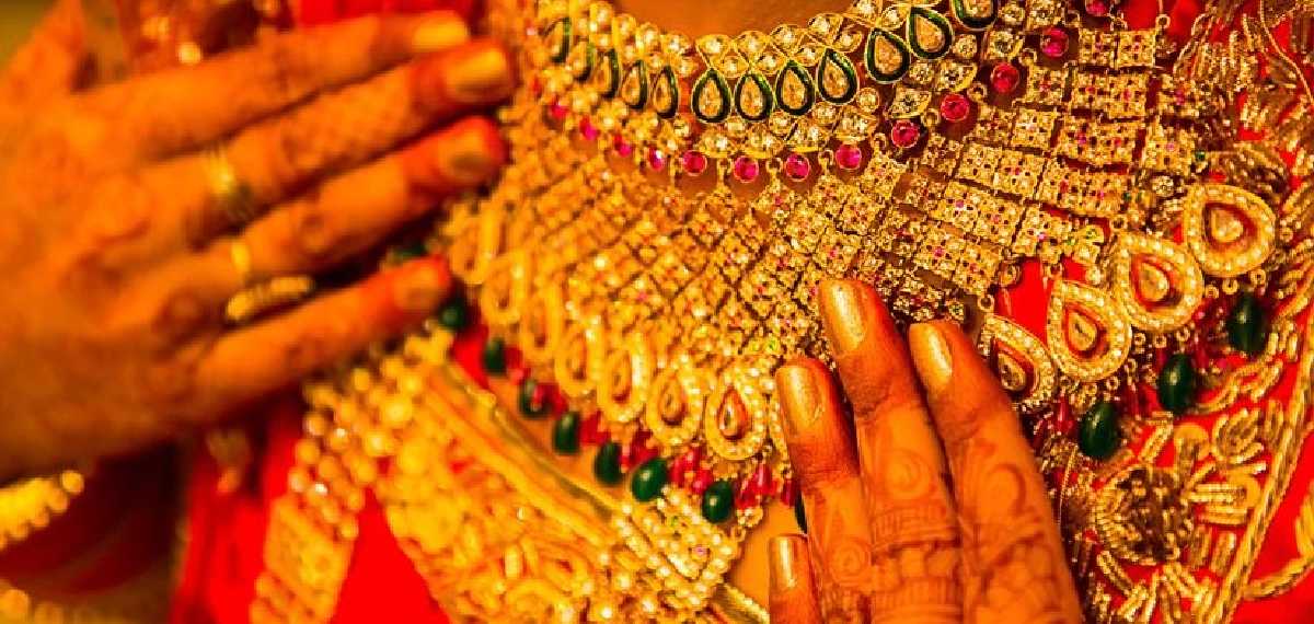 വില കുറഞ്ഞിട്ട് സ്വര്‍ണം വാങ്ങാമെന്ന പ്രതീക്ഷ വേണ്ട; റെക്കോര്‍ഡ് കുതിപ്പില്‍ സ്വര്‍ണവില