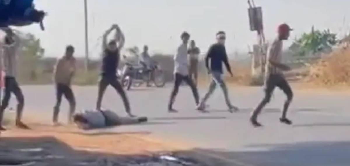 കടമായി സിഗരറ്റ് ചോദിച്ചു, തരില്ലെന്ന് പറഞ്ഞതും കടയുടമയെ റോഡിലിട്ട് മർദിച്ച് യുവാക്കൾ; സംഭവം ഭോപ്പാലിൽ