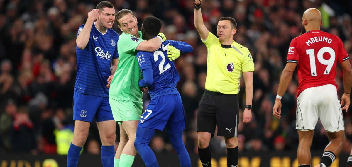 നമ്മളതിലില്ല, കണ്ടാൽ മതി!; പരസ്പരം തമ്മിലടിച്ച് എവർട്ടൺ താരങ്ങൾ; റെഡ് കാർഡ് വീശി റഫറി