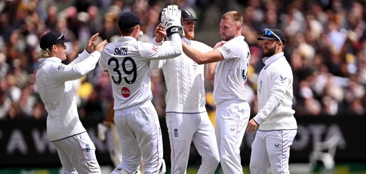 അടുത്ത വട്ടം ഡയലോഗ് കുറക്കുക, നന്നായി കളിക്കുക; ആഷസ് തോൽവിക്ക് ശേഷം ഇംഗ്ലണ്ടിനെ ട്രോളി ആരാധകർ