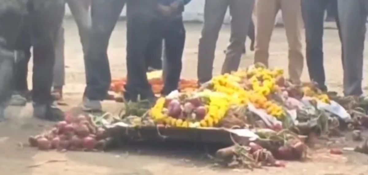 'സവാളയ്ക്ക് ഒരു വിലയും ലഭിക്കുന്നില്ല'; അന്ത്യയാത്രയും ശവമടക്കും; പ്രതിഷേധവുമായി കര്‍ഷകര്‍