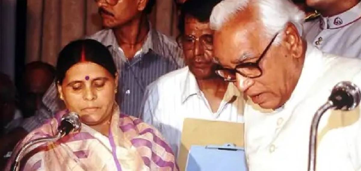 On July 25, Rabri Devi was sworn in as Chief Minister by the then Governor AR Kidwai. Rabri, who had only studied till class 5, stumbled while taking the oath multiple times.