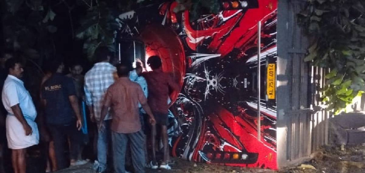 കോട്ടയത്ത് ടൂറിസ്റ്റ് ബസ് മറിഞ്ഞ് ഒരു മരണം; 49 പേർക്ക് പരിക്ക്