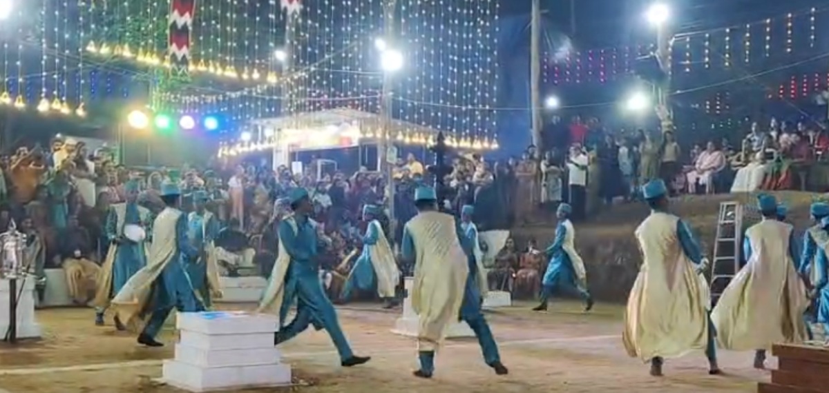 പാനൂർ ചെമ്പാട് മുത്തപ്പന് മടപ്പുരയിൽ അയ്യപ്പ സ്വാമിയുടെ പാട്ടിന് ചുവടുവെച്ച് ദഫ്മുട്ട് സംഘം