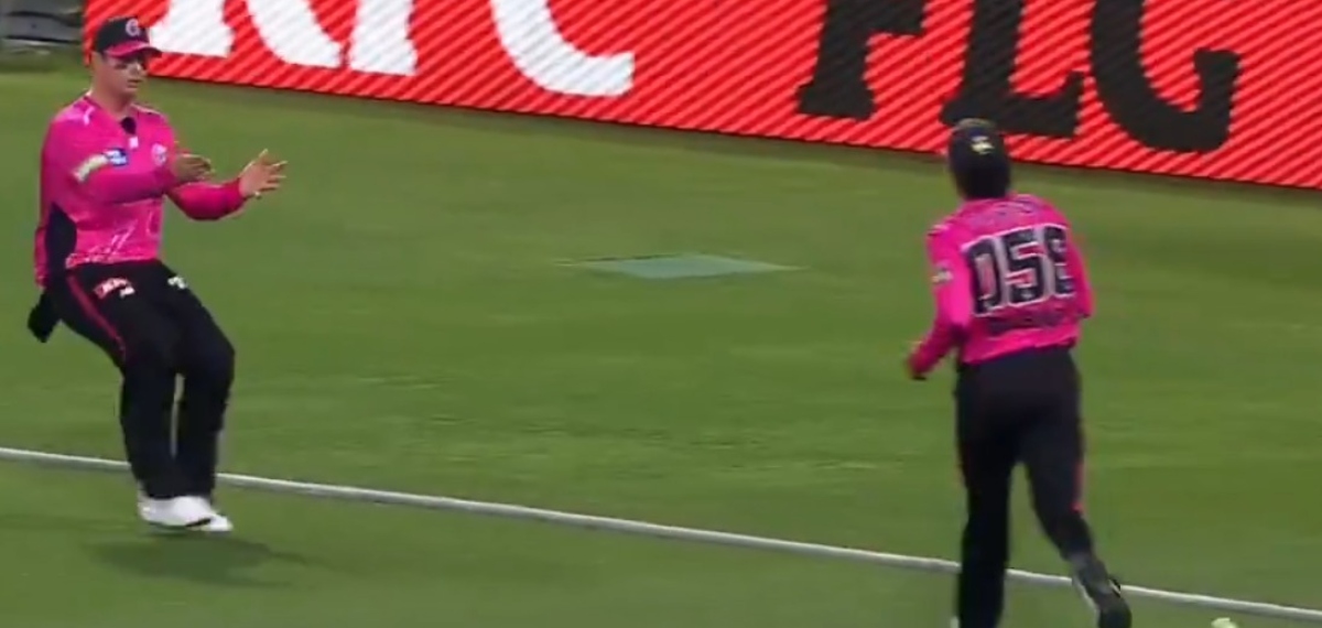 വഴിയിൽ നിന്നൊന്ന് മാറിനിൽക്കൂ!; ബാബറിന്റെ ഫീൽഡിങ് കണ്ട് അമ്പരന്ന് സ്മിത്ത്; വീഡിയോ