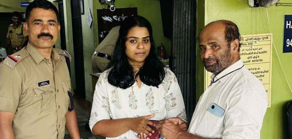 കവർകീറി നഷ്ടപ്പെട്ടത് നാലരലക്ഷം മൂല്യമുള്ള സ്വർണം സൂക്ഷിച്ച പേഴ്‌സ്! ജോണിന്റെ സന്മനസിന് സല്യൂട്ടടിച്ച് എഎസ്‌ഐ