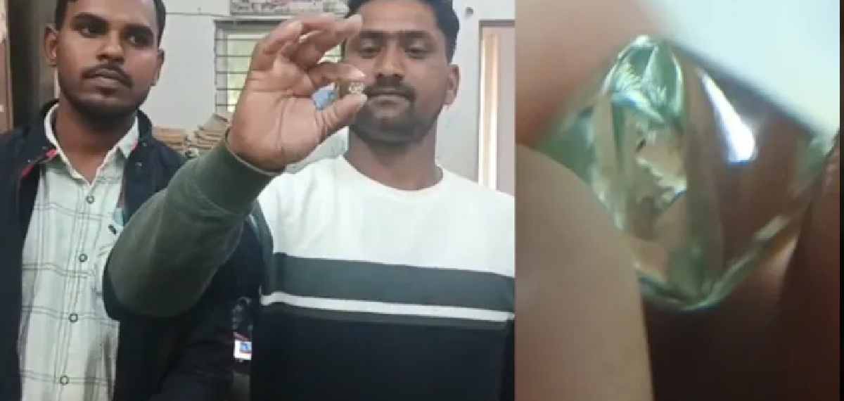 ഒടുവിൽ ഭാഗ്യദേവത കനിഞ്ഞു; യുവാക്കൾ കുഴിച്ചെടുത്തത് 50ലക്ഷം വിലവരുന്ന വജ്രക്കല്ല്!