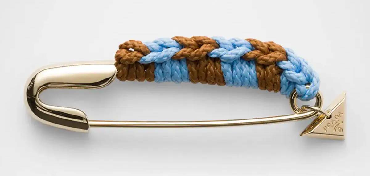 ഇതെന്താ സ്വർണം പൂശിയതോ? 69,000 രൂപയുടെ സേഫ്റ്റി പിൻ! ഇത് ഇന്ത്യയിൽ ഫ്രീയാ; പ്രാഡയെ പൊരിച്ച് നെറ്റിസൺസ്‌