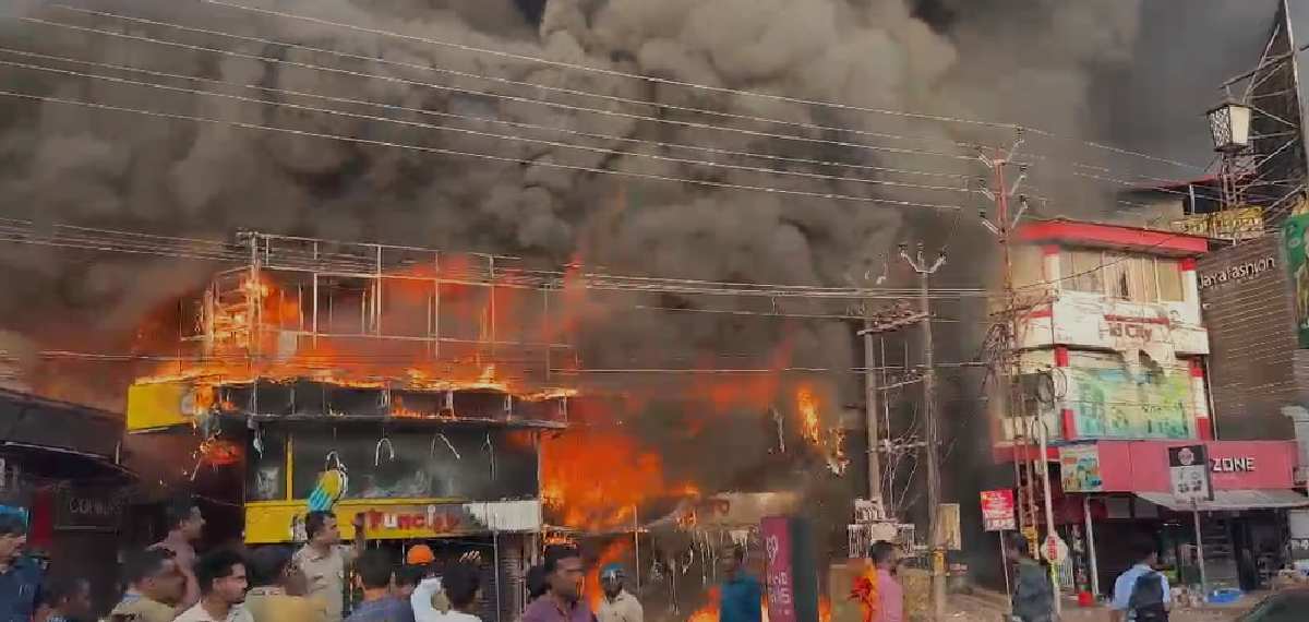 കണ്ണൂര്‍ തളിപ്പറമ്പില്‍ വന്‍ തീപിടിത്തം; നിരവധി കടകള്‍ കത്തിയമര്‍ന്നു