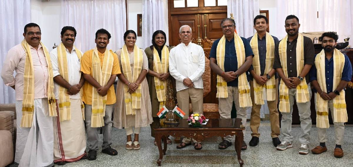 ഗവർണർ പൊന്നാട അണിയിച്ച് ആദരിച്ചവർ സമൂഹമാധ്യമത്തിൽ സംഘപരിവാറിന്‍റെ സൈബർ പ്രചാരകർ; ആദരം ലോക്ഭവനിൽ