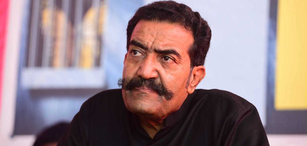 ഡോക്ടർ കണ്ണട മറന്നുവെച്ചെന്ന് കരുതി സഹായിക്കാൻ ഇറങ്ങി; ട്രെയിനും 500 രൂപയും പോയി; ഒടുവിൽ 'കള്ളനു'മായി മുൻ DGP