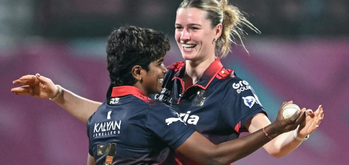 അവൾ ഞങ്ങളുടെ ലേഡി ഹെയ്‌സൽവുഡ്; ഇംഗ്ലീഷ് താരത്തെ പുകഴ്ത്തി ആർസിബി ആരാധകർ