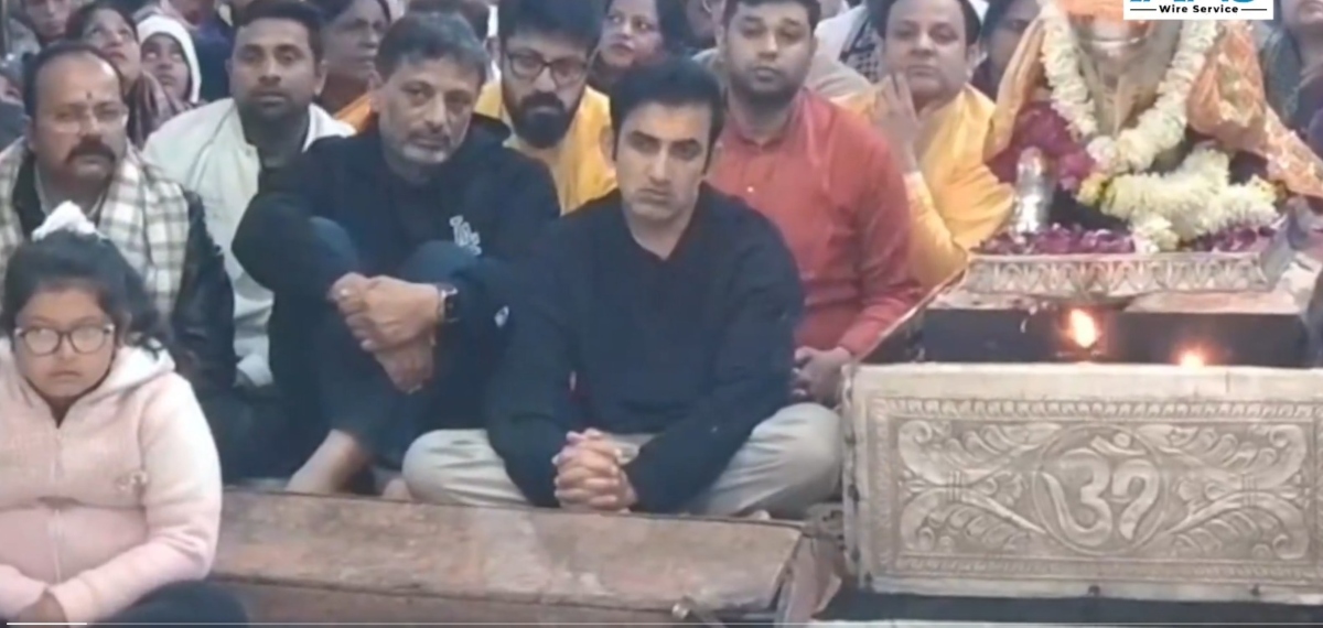 കിവികൾക്കെതിരെ നിർണായക മത്സരത്തിന് മൂന്നോടിയായി മഹാകാലേശ്വര്‍ ക്ഷേത്രം സന്ദര്‍ശിച്ച്    ഗംഭീറും സീതാന്‍ഷുവും