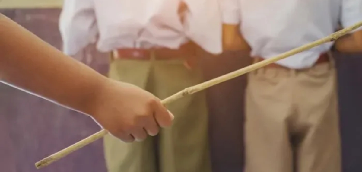 ഹോംവർക്ക് ചെയ്തില്ല; രണ്ടാം ക്‌ളാസുകാരനെ ചൂരൽ കൊണ്ട് പൊതിരെ തല്ലി അധ്യാപകൻ; കാലാകെ പാടുകൾ