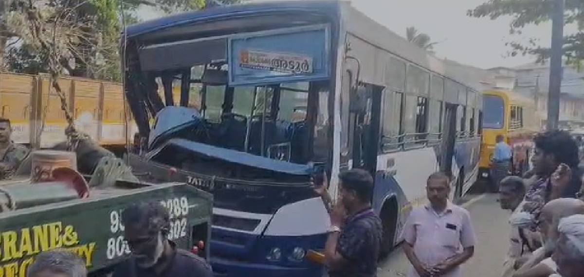 ആയൂർ- കൊട്ടാരക്കര റോഡിൽ ടാങ്കർ ലോറിയും കെഎസ്ആർടിസി ബസുകളും കൂട്ടിയിടിച്ച് അപകടം; ടാങ്കർ ലോറി ഡ്രൈവർ മരിച്ചു