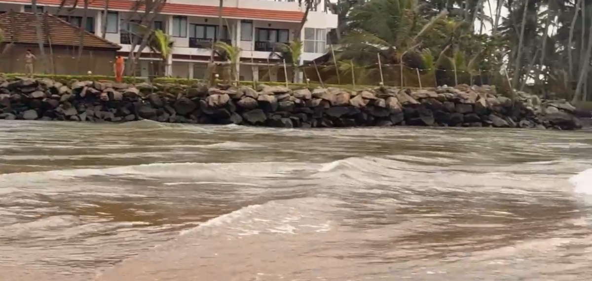 ബോൾ എടുക്കാൻ പൊഴിയിൽ ഇറങ്ങി കാണാതായി; തിരുവനന്തപുരത്ത് യുവാവിനായി തിരച്ചിൽ