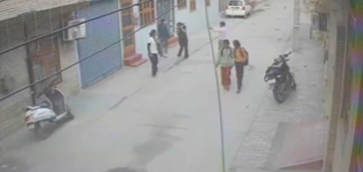 ക്ലാസ് കഴിഞ്ഞ് വീട്ടിലേക്ക് മടങ്ങുകയായിരുന്ന പതിനേഴുകാരിക്കുനേരെ യുവാവ് വെടിയുതിർത്തു; നില ഗുരുതരം