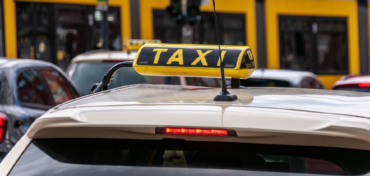 കാർ വിളിച്ചു, മണിക്കൂറുകളോളം ഓടി: ഒടുവില്‍ വാടക ചോദിച്ചപ്പോള്‍ പീഡനക്കേസില്‍പ്പെടുത്തുമെന്ന് യുവതിയുടെ ഭീഷണി