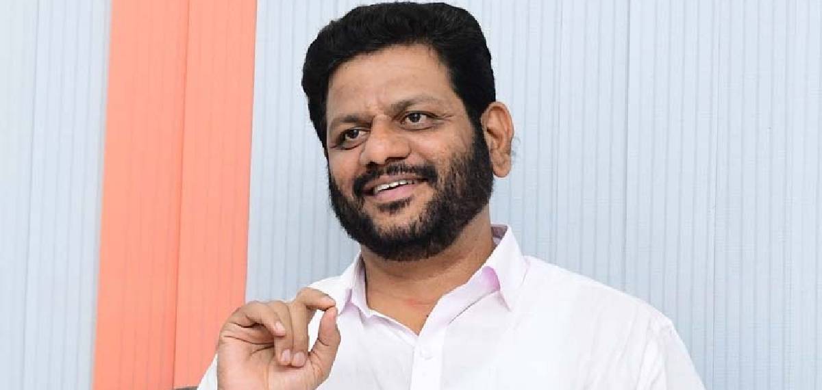 രാഹുലിനെ ഉയർത്തി കൊണ്ടുവന്നതിൽ ആർക്കെങ്കിലും പങ്കുണ്ടോ, വീഴ്ച്ചയുണ്ടോ എന്ന് പരിശോധിക്കും: വി കെ ശ്രീകണ്ഠൻ