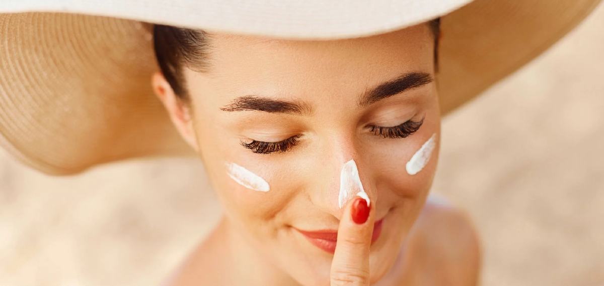 നിങ്ങളുടെ മുഖത്തും കഴുത്തിലും എത്ര അളവിൽ സൺസ്‌ക്രീൻ അപ്ലൈ ചെയ്യാം?; ഡെർമറ്റോളജിസ്റ്റിന്റെ നിർദേശം ഇങ്ങനെ