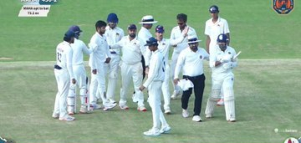 ഇരട്ട സെഞ്ച്വറിക്കരികിൽ പുറത്തായി; പ്രകോപിച്ച് മുംബൈ ബോളർ; ബാറ്റുകൊണ്ട് വീശി പൃഥ്വി ഷാ; VIDEO