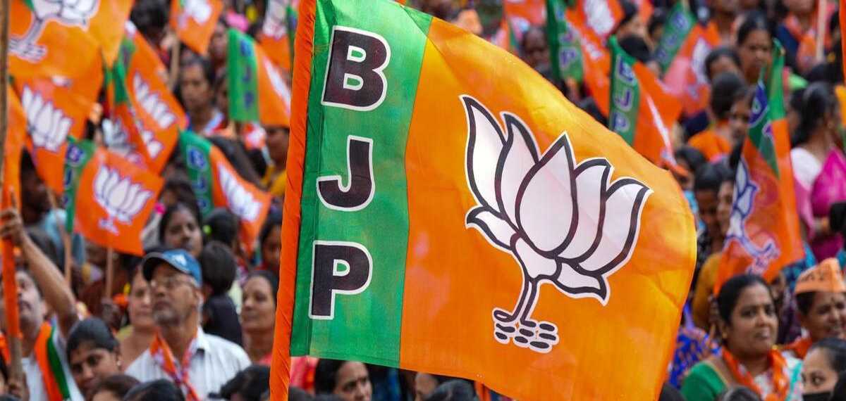 ദൈവനാമത്തോടൊപ്പം ബലിദാനികളുടെ പേരിലും സത്യപ്രതിജ്ഞ; ബിജെപി അംഗങ്ങൾക്കെതിരെ കളക്ടർക്ക് പരാതി നൽകി വോട്ടർ