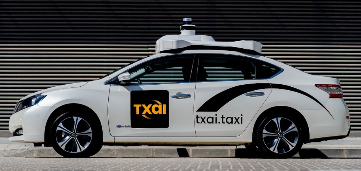 'ഹാന്‍ഡ്‌സ് ഓഫ്, ഫ്യൂച്ചര്‍ ഓണ്‍'; ഡ്രൈവറില്ലാ ടാക്സിയിൽ യാത്രക്കാരനായി യുഎഇ ഉപപ്രധാനമന്ത്രി