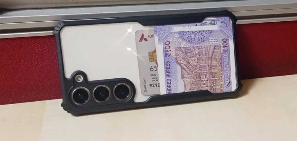 ഫോണ്‍ കവറിനുള്ളില്‍ പൈസ വെക്കുന്നവരാണോ?  അപകടം തൊട്ടരികേയുണ്ട്