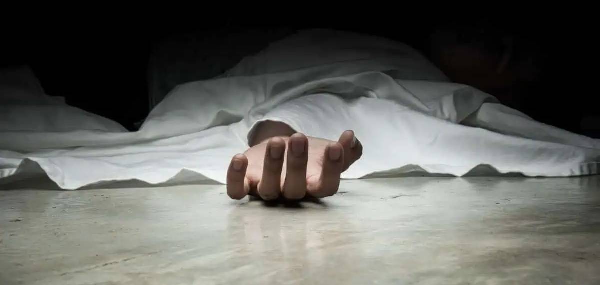 കഴുത്തിൽ ആഴത്തിലുള്ള മുറിവ്, മൃതദേഹത്തിന് സമീപം രണ്ട് കത്തികൾ; കോട്ടയത്തെ വീട്ടമ്മയുടെ മരണത്തിൽ ദുരൂഹത