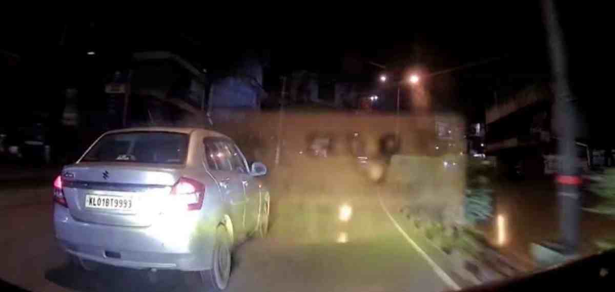 ആംബുലന്സില് മരണത്തോട് മല്ലിട്ട് രോഗി; വഴിമുടക്കി കാര്; നടപടി വേണമെന്ന് ആവശ്യം