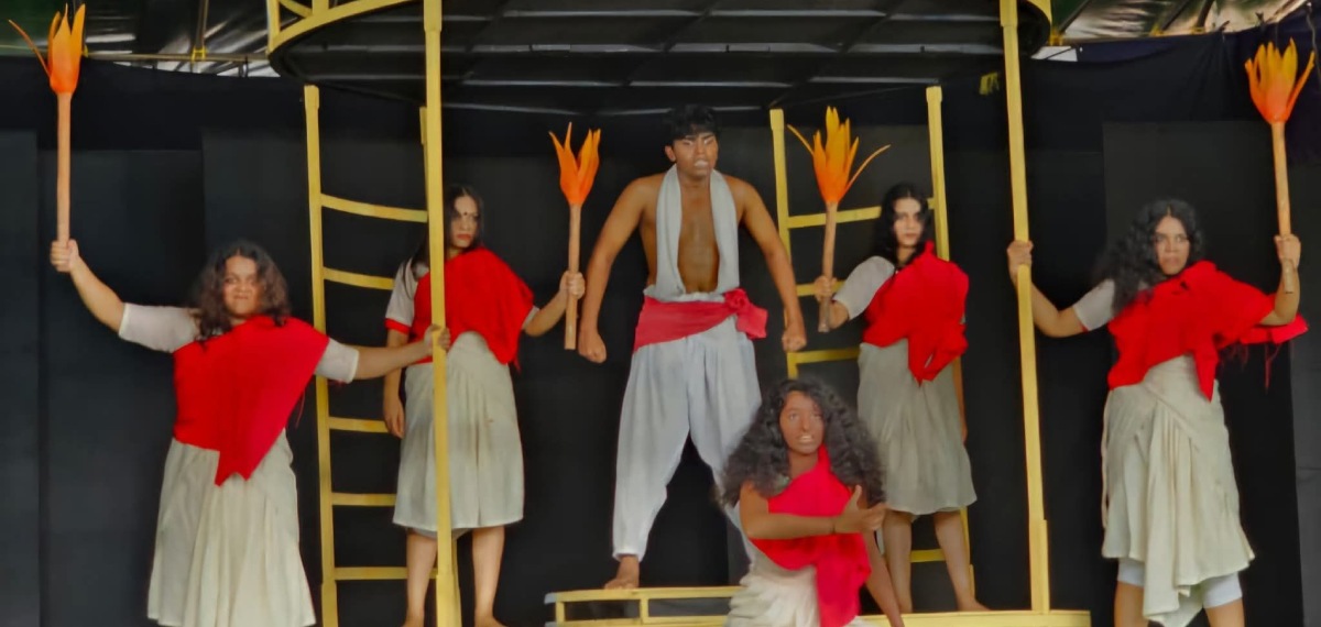 പുരാണ കഥാപാത്രങ്ങളെ അവഹേളിച്ചെന്ന് പരാതി; നാടകത്തില്‍ നിന്ന് പിന്മാറി സ്‌കൂള്‍ അധികൃതര്‍