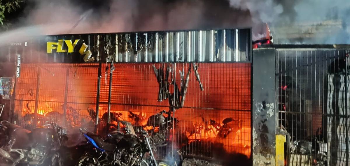 മലപ്പുറം ചെറുമുക്കില് ബൈക്ക് വര്ക്ക് ഷോപ്പില് തീപിടിത്തം; 26 ബൈക്കുകള് കത്തിനശിച്ചു