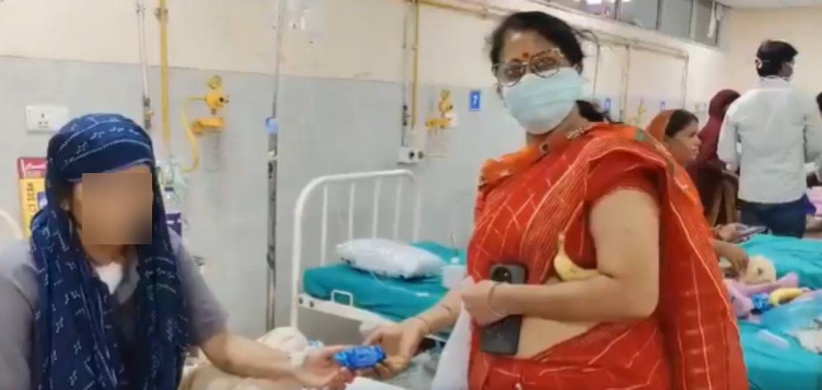 രോഗിക്ക് പത്ത് രൂപയുടെ ബിസ്‌ക്കറ്റ് നൽകി, ഫോട്ടോ എടുത്ത് തിരിച്ചു വാങ്ങി ബിജെപി നേതാവ്; വ്യാപക വിമര്‍ശനം