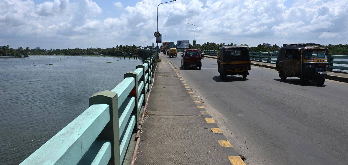 കുണ്ടന്നൂര്‍ പാലത്തില്‍ നിന്ന് കായലിലേക്ക് ചാടി യുവതി; നീന്തിയെത്തി രക്ഷിച്ച് വര്‍ക്ക്‌ഷോപ്പ് ജീവനക്കാര്‍