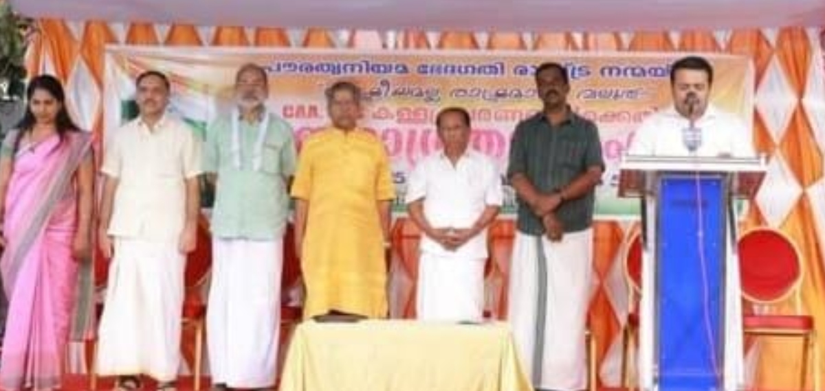 നേതാക്കള് അറിയില്ലെന്ന് പറയുമ്പോള് ബിജെപി വേദിയില് ആനന്ദ് തിരുമലയെത്തിയ ചിത്രം പുറത്ത്