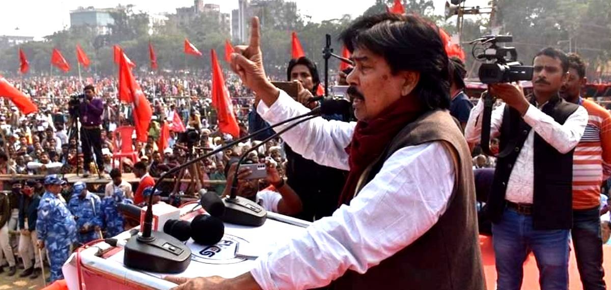 The houses on both sides are mostly single-storey, largely with kuchcha roofs. In one of these houses, with an asbestos roof, mud floor, unplastered walls and a DTH antenna, lives newly elected CPI (M-L) MLA Mahboob Alam, who won by the biggest margin in the recent Bihar elections