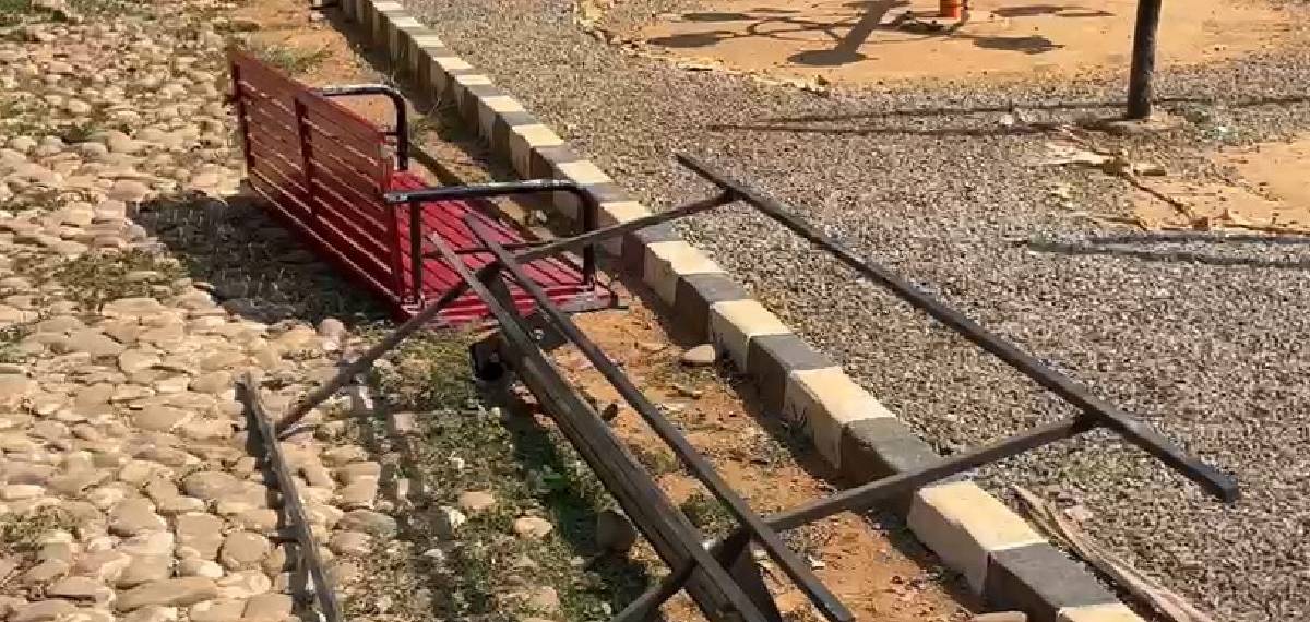 ആടിക്കൊണ്ടിരിക്കെ പാർക്കിലെ ഊഞ്ഞാൽ പൊട്ടി വീണു; യുവാവിന്‍റെ തലയ്ക്ക് പരിക്ക്